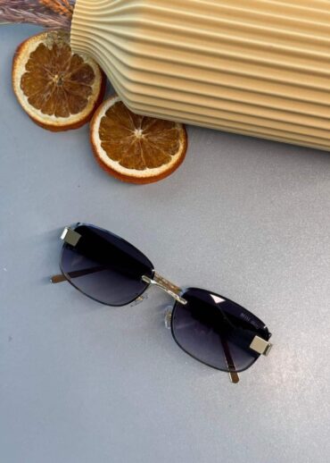 Mıu Mıu Kare Kesik Cam Detaylı Güneş Gözlüğü - Lacivert Degrade